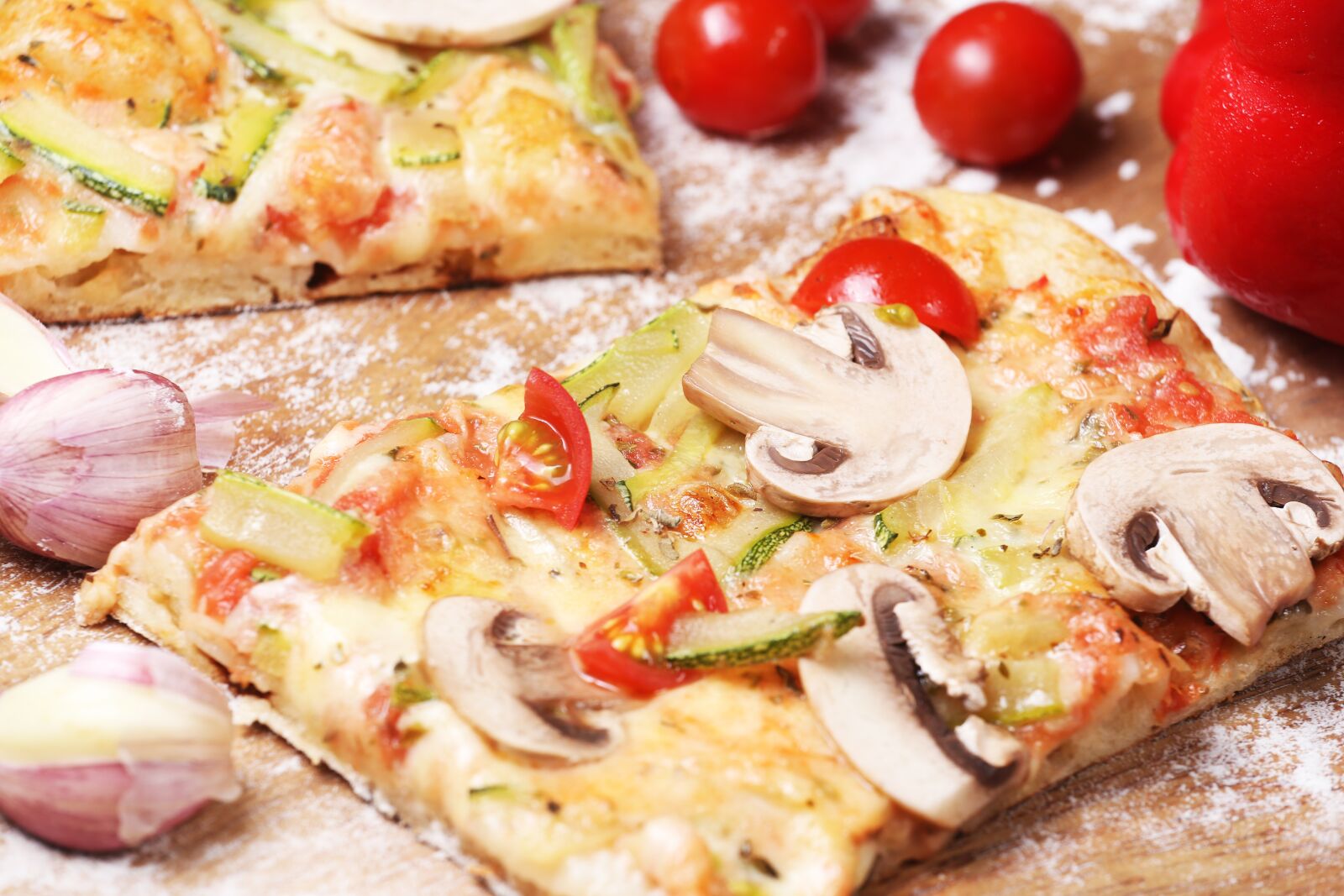 Canon EOS 6D + Canon EF 70-200mm F4L USM sample photo. Pïzza, mushrooms, vegetables photography