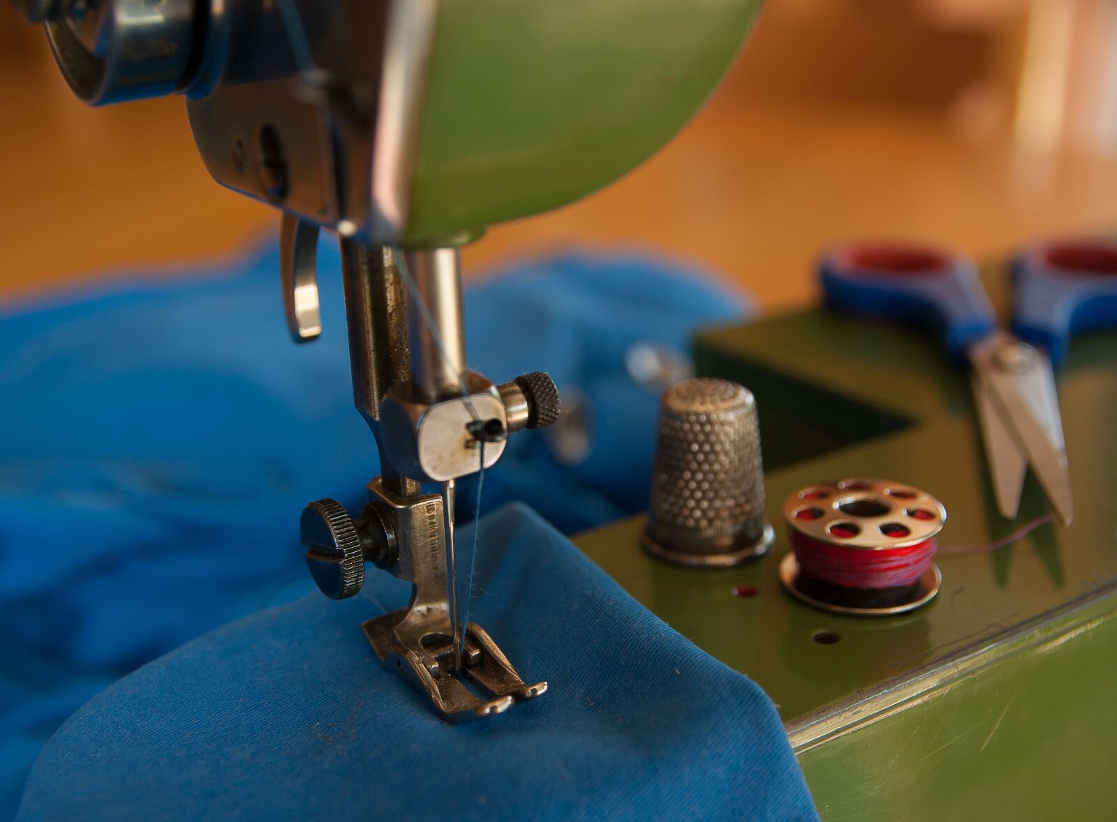 Pentax K10D sample photo. Couture, sewing machine, thimble photography