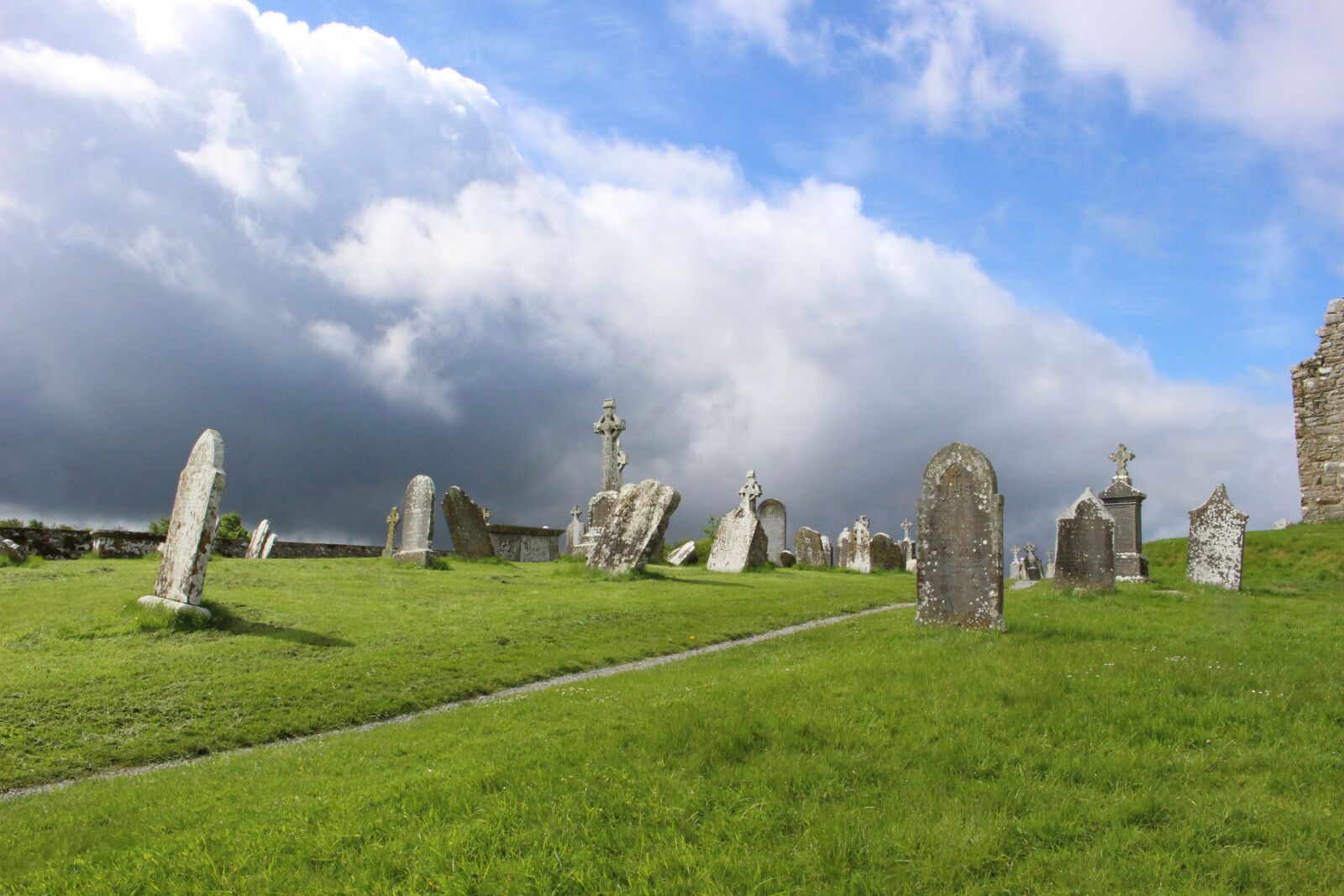 Canon EOS 100D (EOS Rebel SL1 / EOS Kiss X7) sample photo. Cemetery, grave, clouds photography