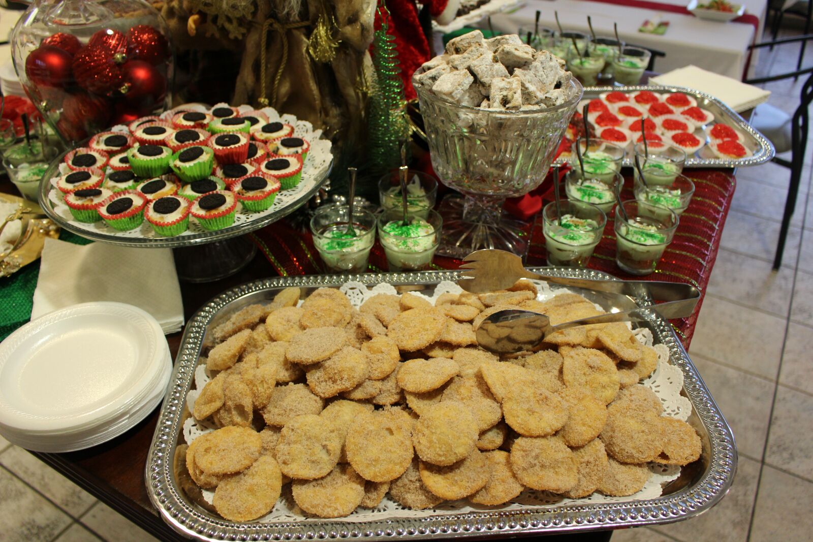 Canon EOS 100D (EOS Rebel SL1 / EOS Kiss X7) sample photo. Sweets food station, christmas photography