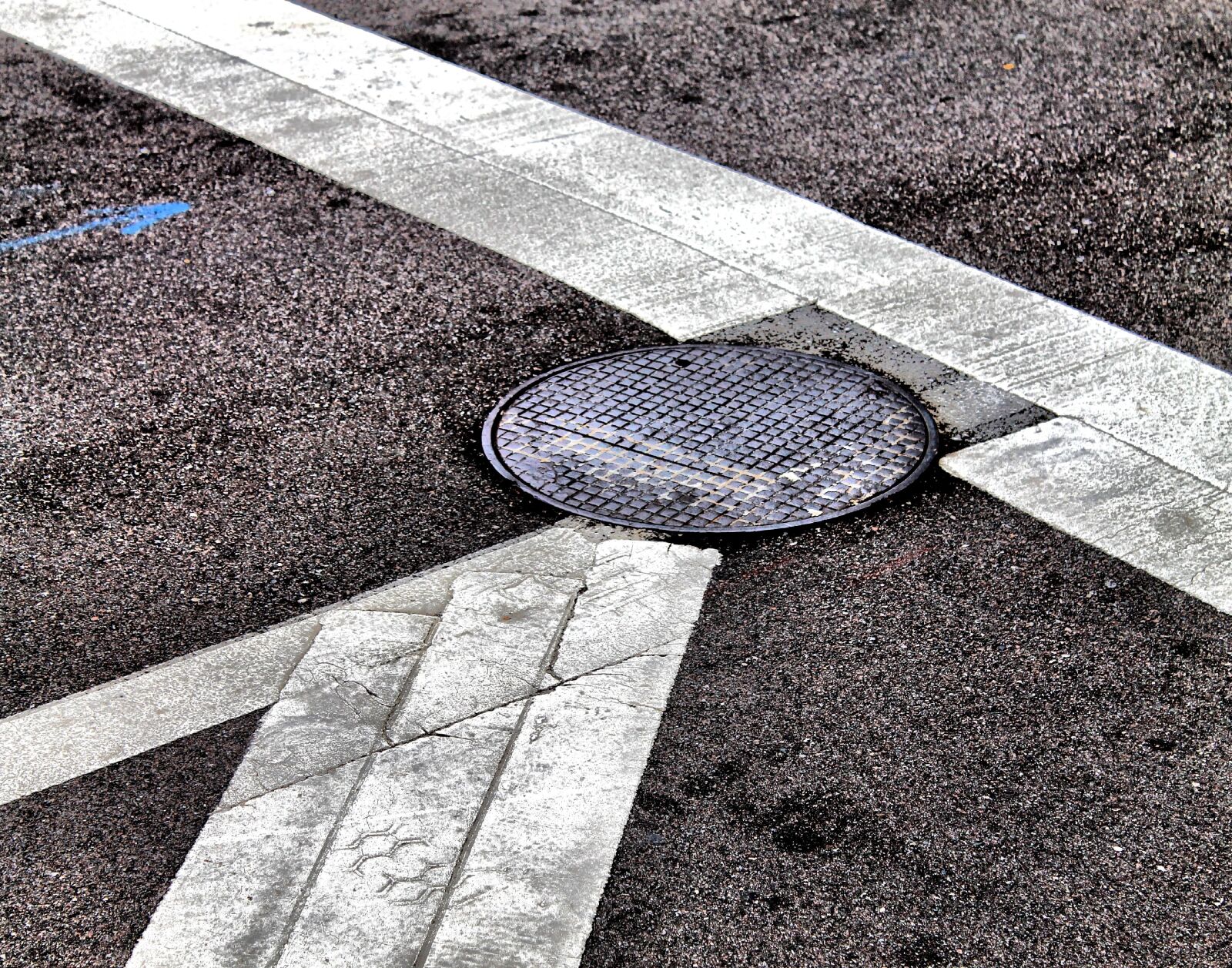Canon EOS 1100D (EOS Rebel T3 / EOS Kiss X50) sample photo. Abstract, street, road photography
