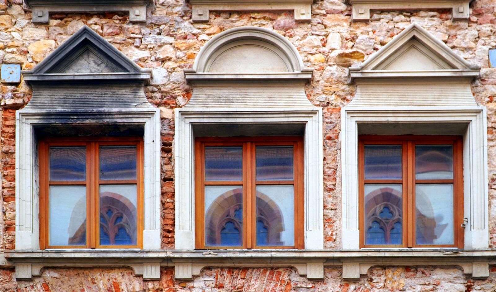 Sony E PZ 18-105mm F4 G OSS sample photo. Facade, old, historically photography