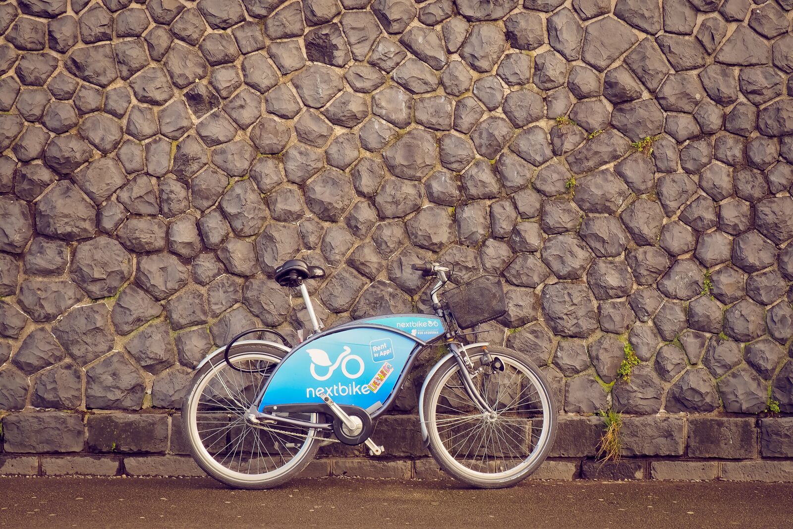 Olympus OM-D E-M10 sample photo. Bike, wall, leihfahrad photography