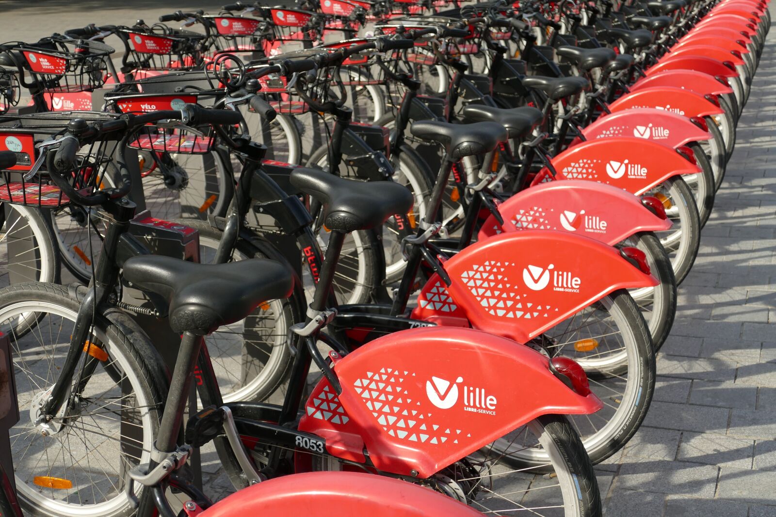 Panasonic Lumix DMC-FZ1000 sample photo. Bicycle, public, transport photography