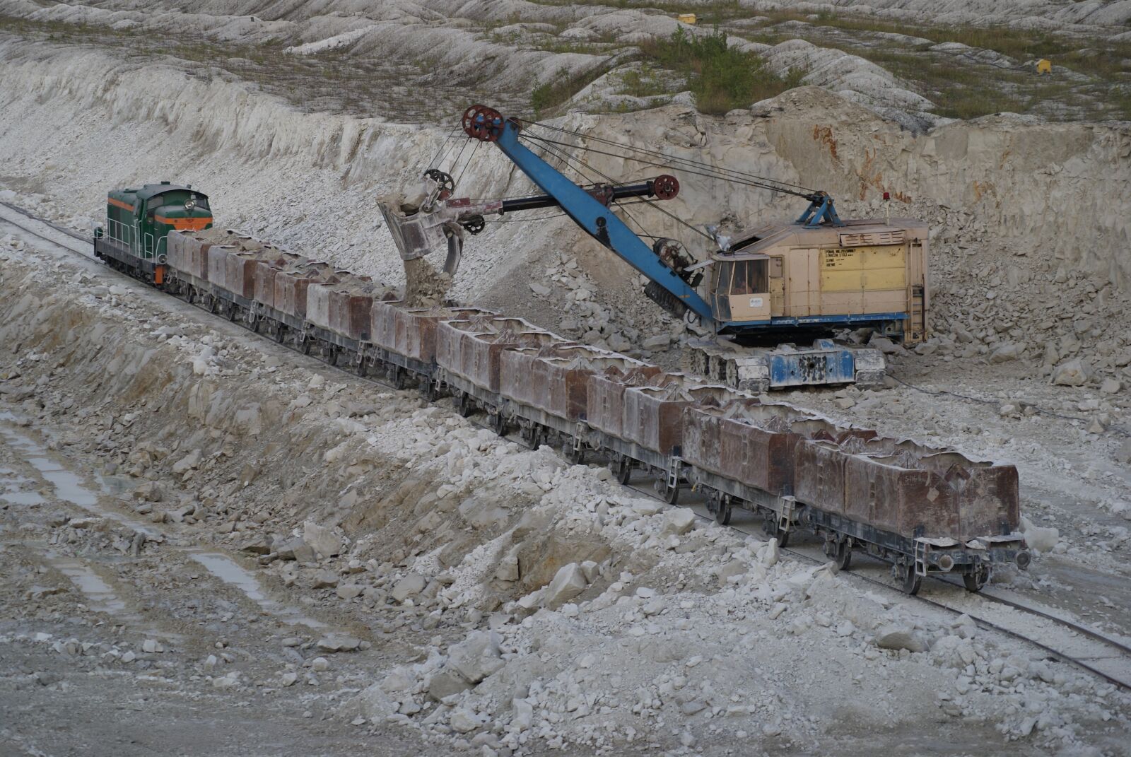 Sony Alpha DSLR-A230 sample photo. Mine chalk, excavator, train photography