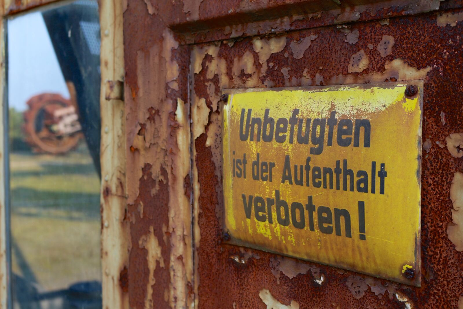 Canon EOS 700D (EOS Rebel T5i / EOS Kiss X7i) sample photo. Shield, old, rusty photography