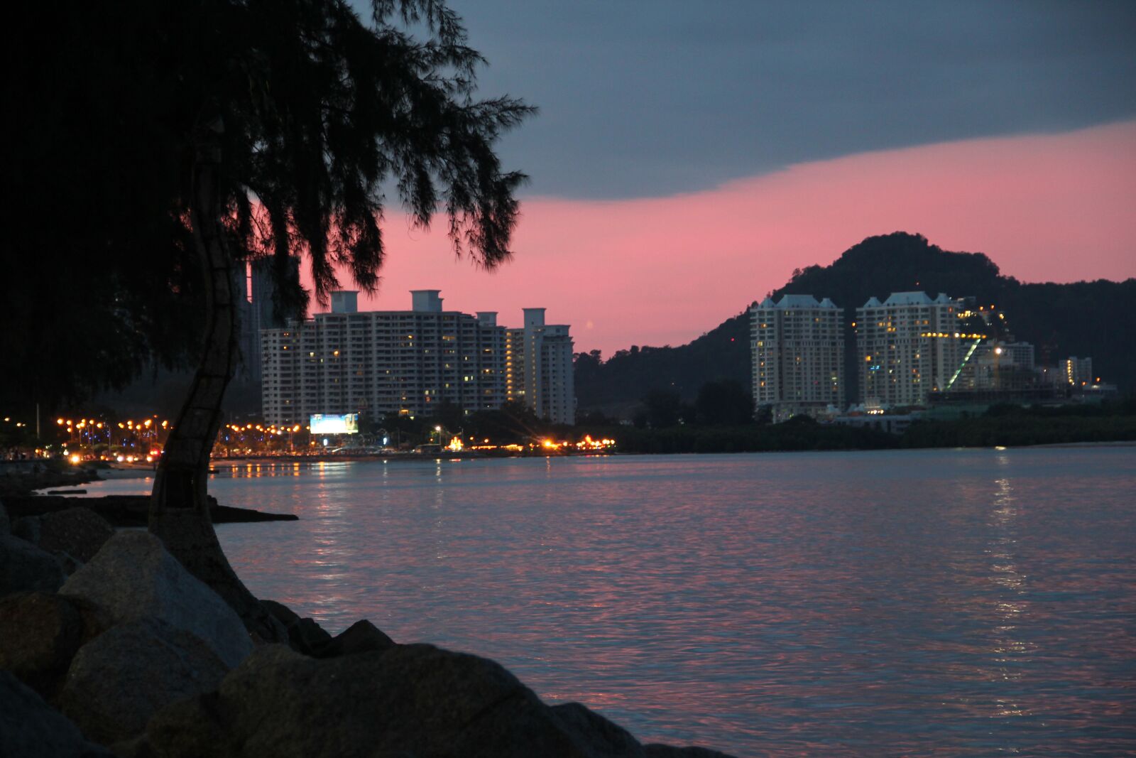 Canon EOS 550D (EOS Rebel T2i / EOS Kiss X4) sample photo. City, sunset, lake photography