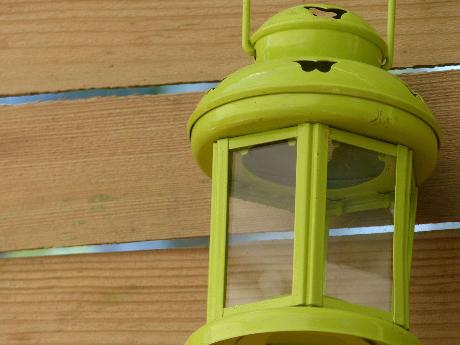 Panasonic Lumix DMC-FZ200 sample photo. Lamp, yellow, wood photography