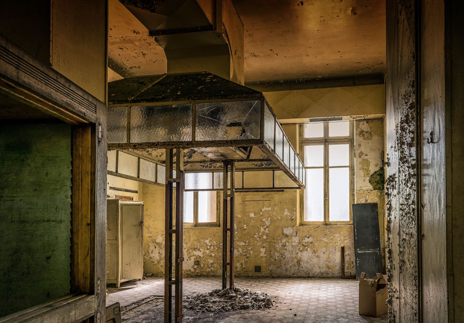 Nikon D3300 sample photo. Lost places, kitchen, hotel photography