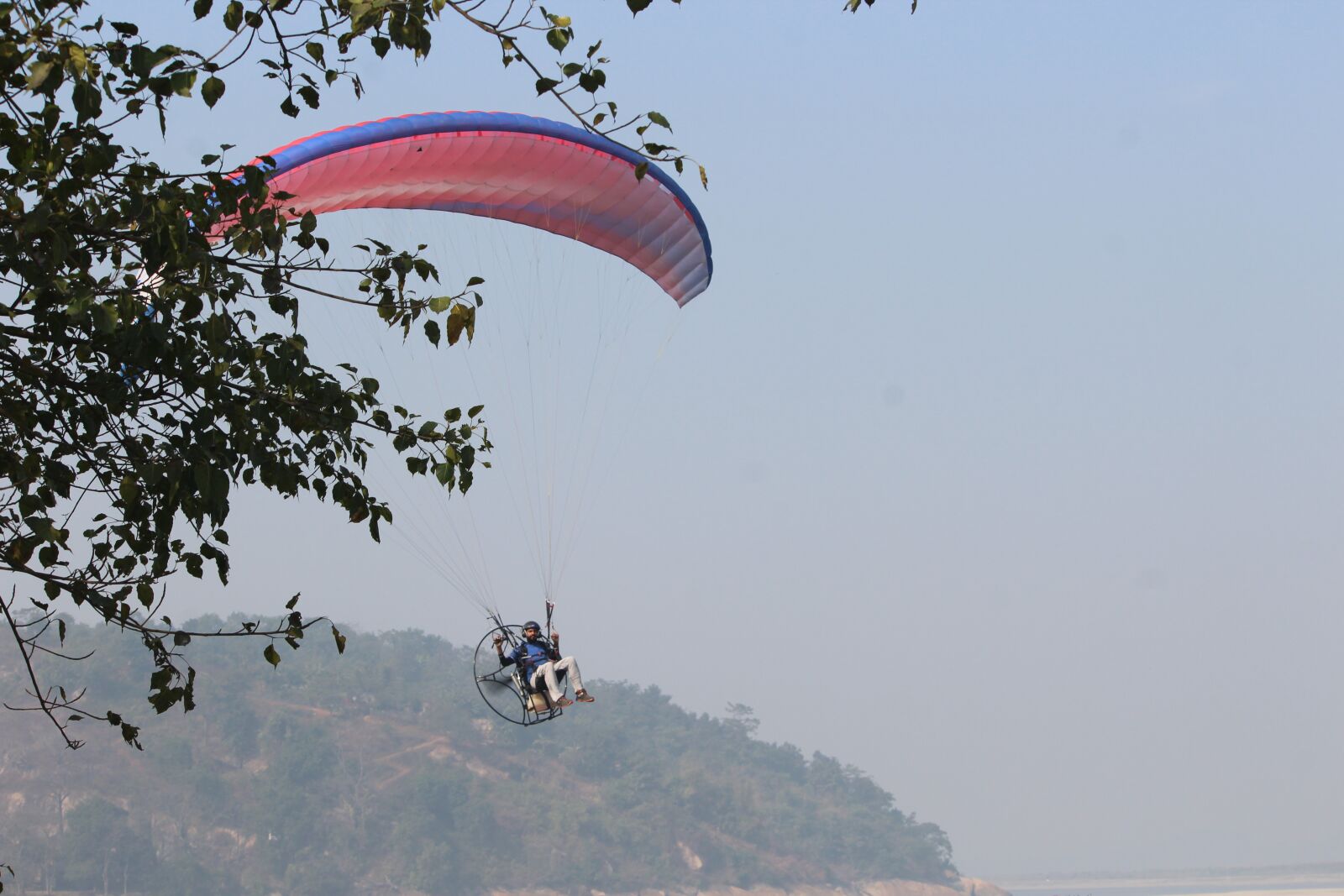 Canon EOS 1200D (EOS Rebel T5 / EOS Kiss X70 / EOS Hi) sample photo. Paragliding, fun, activity photography