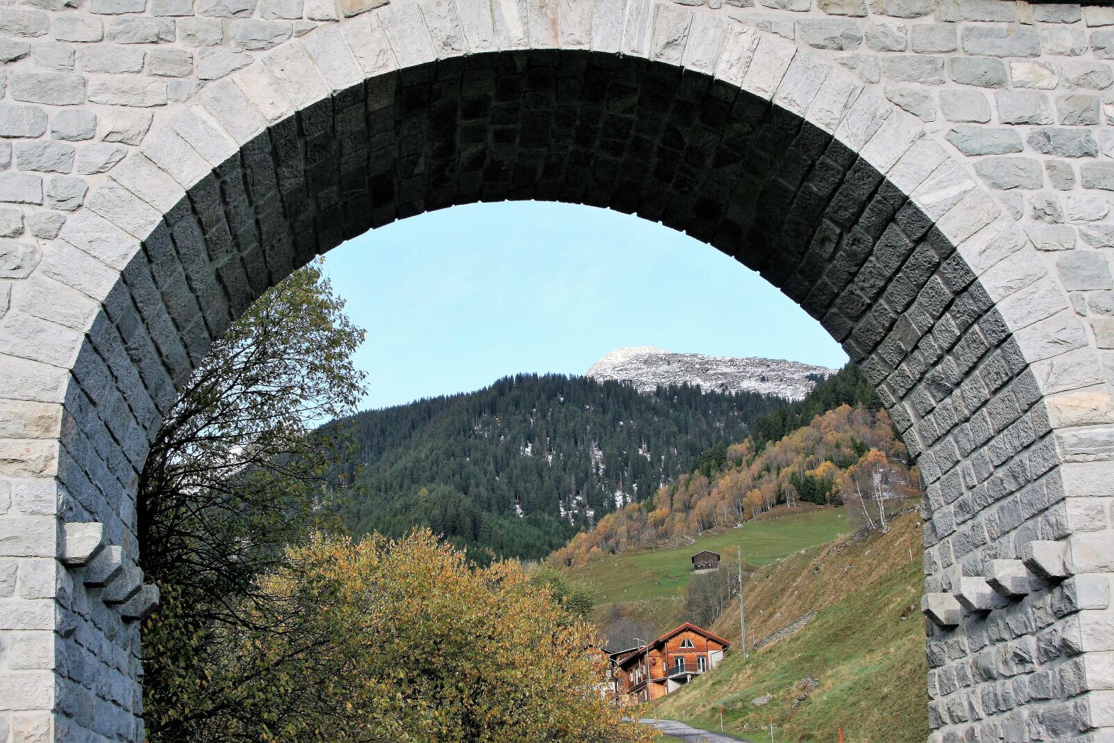 Canon EOS 400D (EOS Digital Rebel XTi / EOS Kiss Digital X) sample photo. Bridge, stone, railway photography