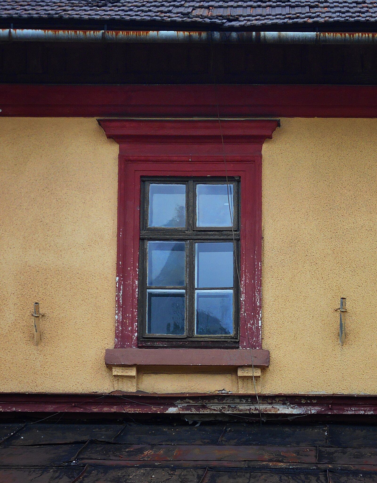 Nikon Coolpix S2900 sample photo. Window, railway station, poland photography