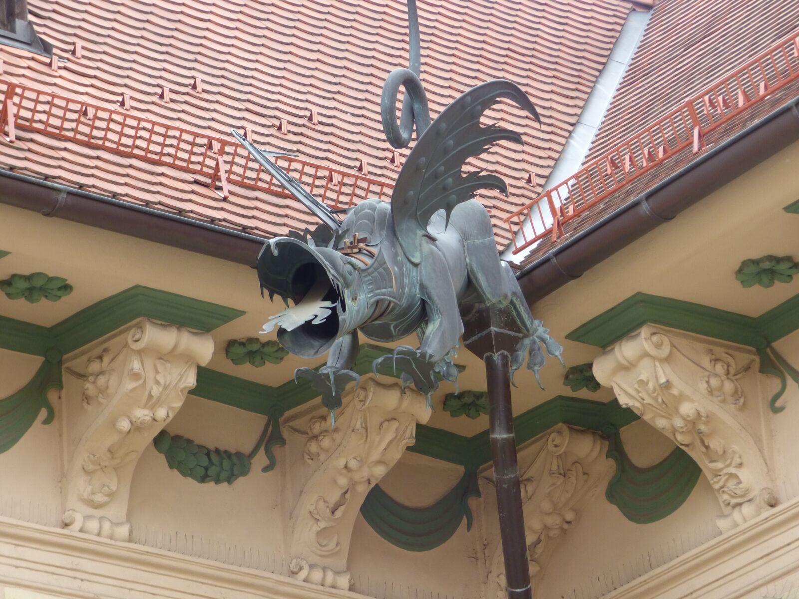 Panasonic DMC-FZ72 sample photo. Dragon, gutter, sculpture photography