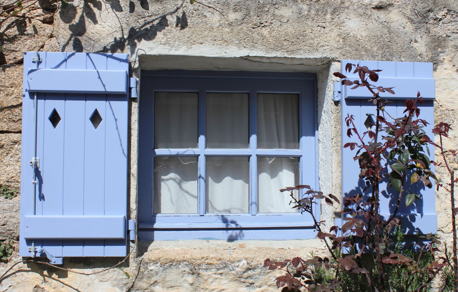 Canon EOS 550D (EOS Rebel T2i / EOS Kiss X4) sample photo. Sardinia, windows, colors photography