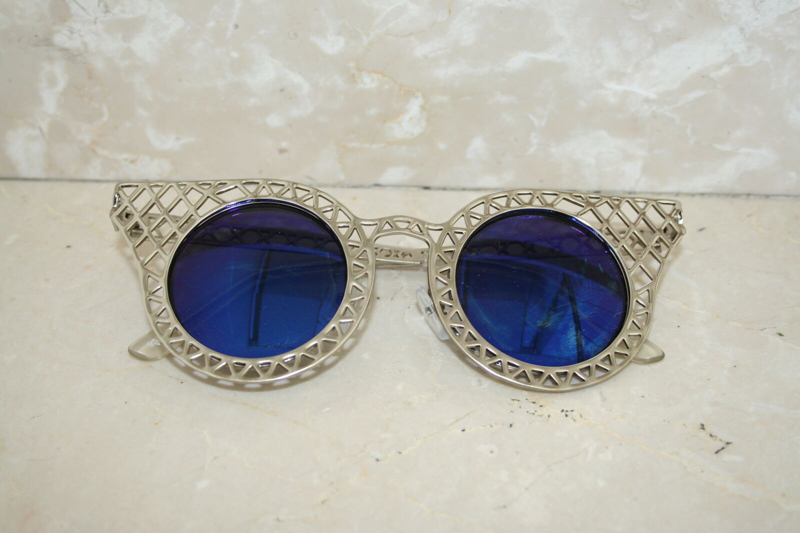Canon EOS 350D (EOS Digital Rebel XT / EOS Kiss Digital N) sample photo. Sunglasses, blue, silver photography