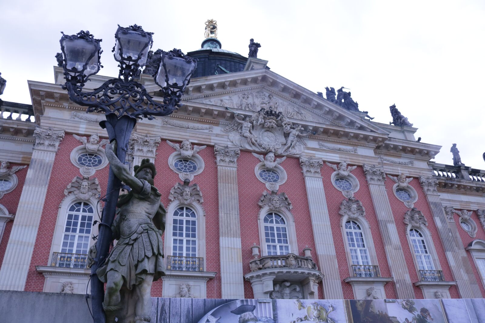Canon EOS 750D (EOS Rebel T6i / EOS Kiss X8i) sample photo. Lantern, castle, statue photography