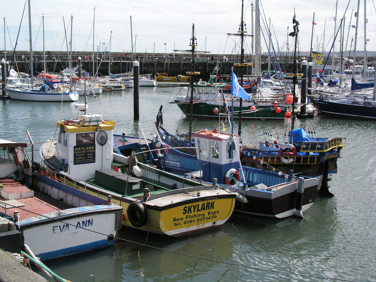 Olympus C5050Z sample photo. Boats, harbour, fishing photography