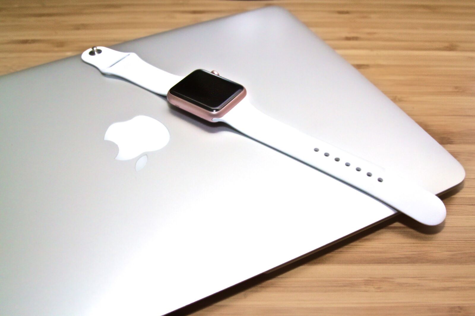 Canon EOS 50D sample photo. Macbook, laptop, apple photography