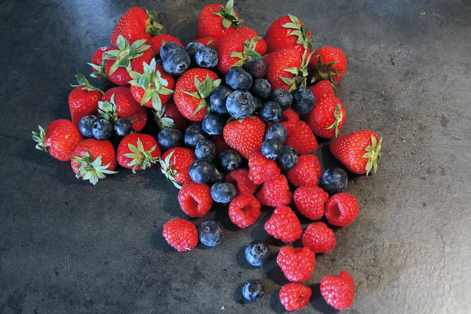 Canon EOS 450D (EOS Rebel XSi / EOS Kiss X2) sample photo. Berries, fruits, red photography