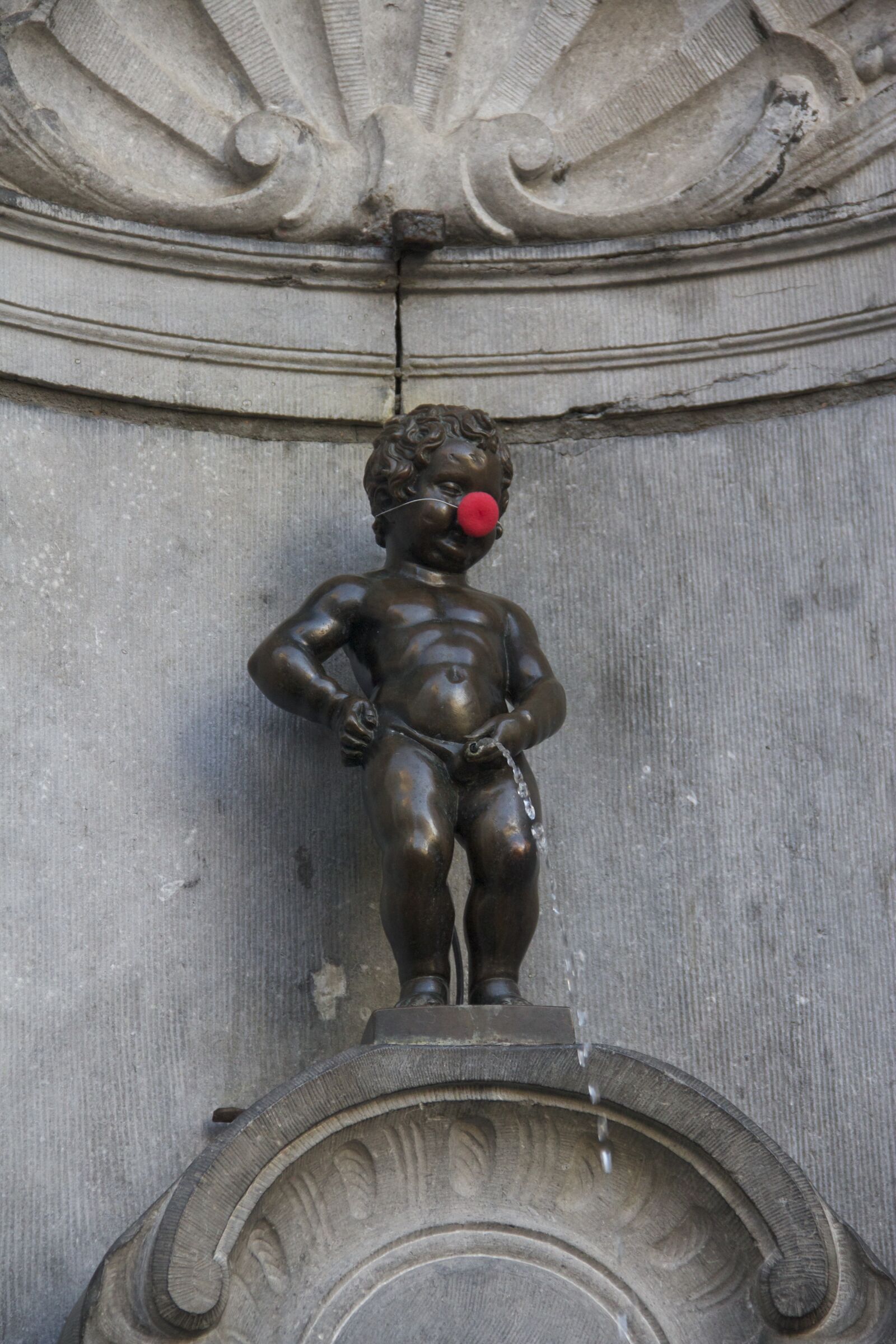 Canon EOS 550D (EOS Rebel T2i / EOS Kiss X4) sample photo. Pee, brussels, street photography