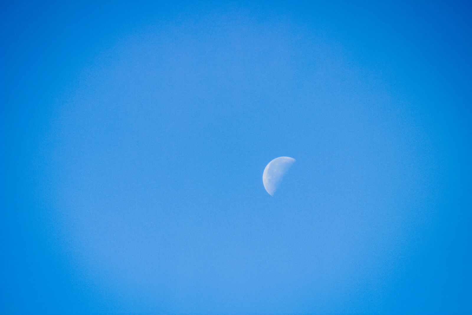 Canon EOS 600D (Rebel EOS T3i / EOS Kiss X5) sample photo. Daylight, moon, half, moon photography