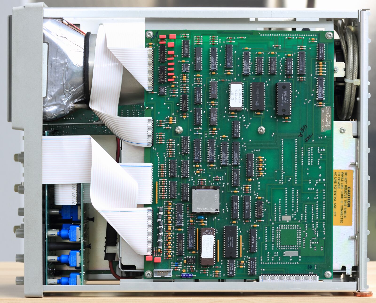 Canon EOS 550D (EOS Rebel T2i / EOS Kiss X4) sample photo. Tektronix, scope, oscilloscope photography