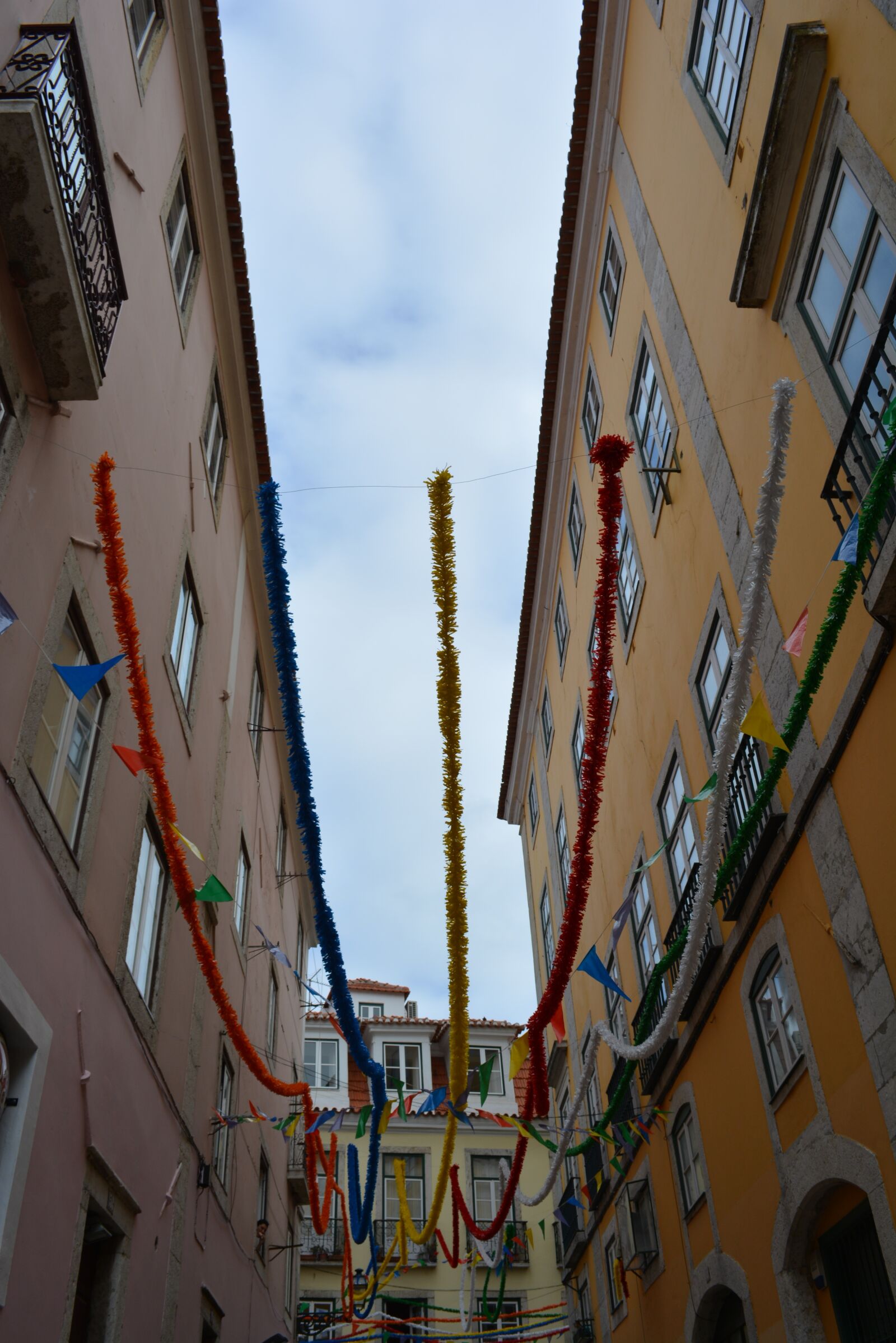 Nikon D5200 sample photo. Lisbon, garland, house photography
