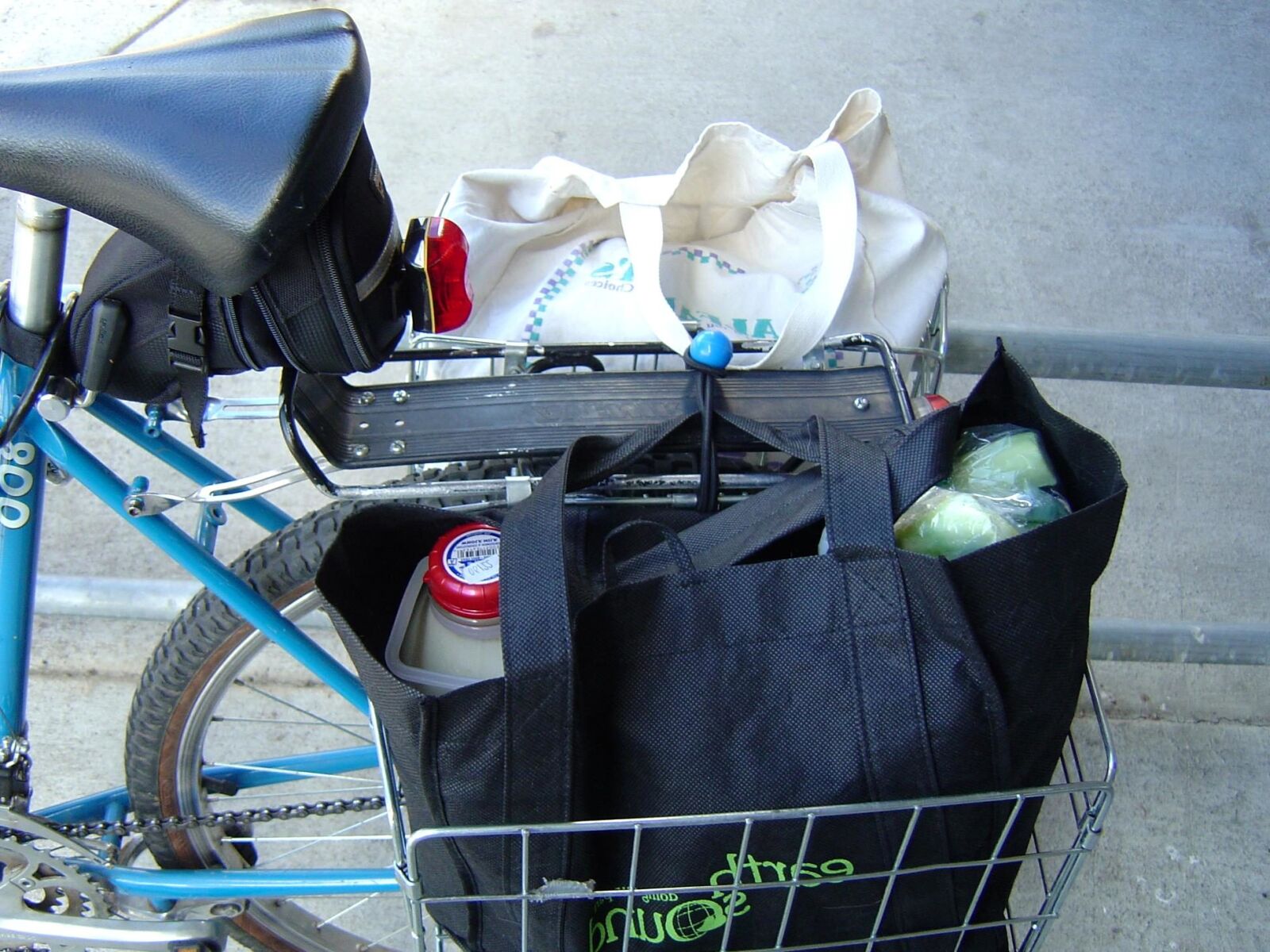 Sony DSC-P10 sample photo. Groceries, bicycle, bicycle basket photography