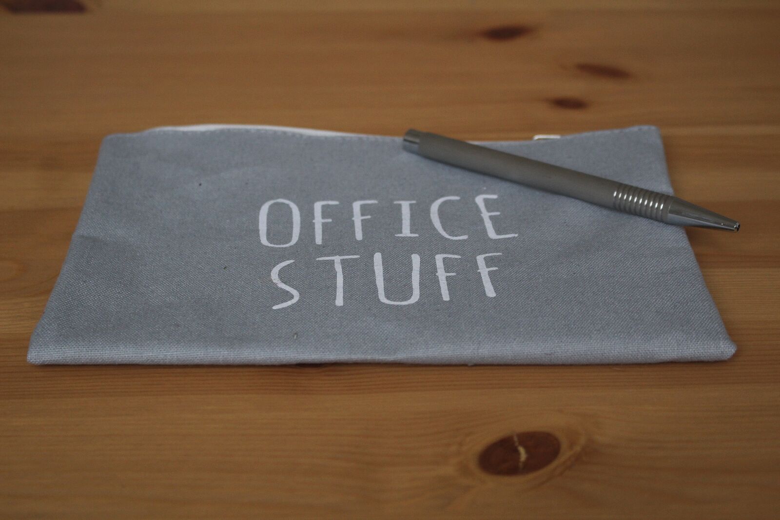 Canon EOS 100D (EOS Rebel SL1 / EOS Kiss X7) sample photo. Sticker, home office, pen photography