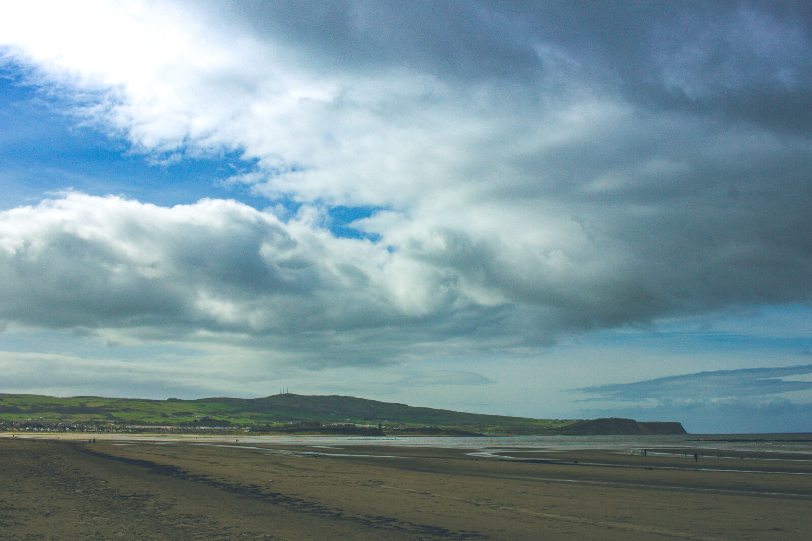 Canon EOS 600D (Rebel EOS T3i / EOS Kiss X5) + Canon EF-S 24mm F2.8 STM sample photo. Ayr, beach, clouds, dramatic photography