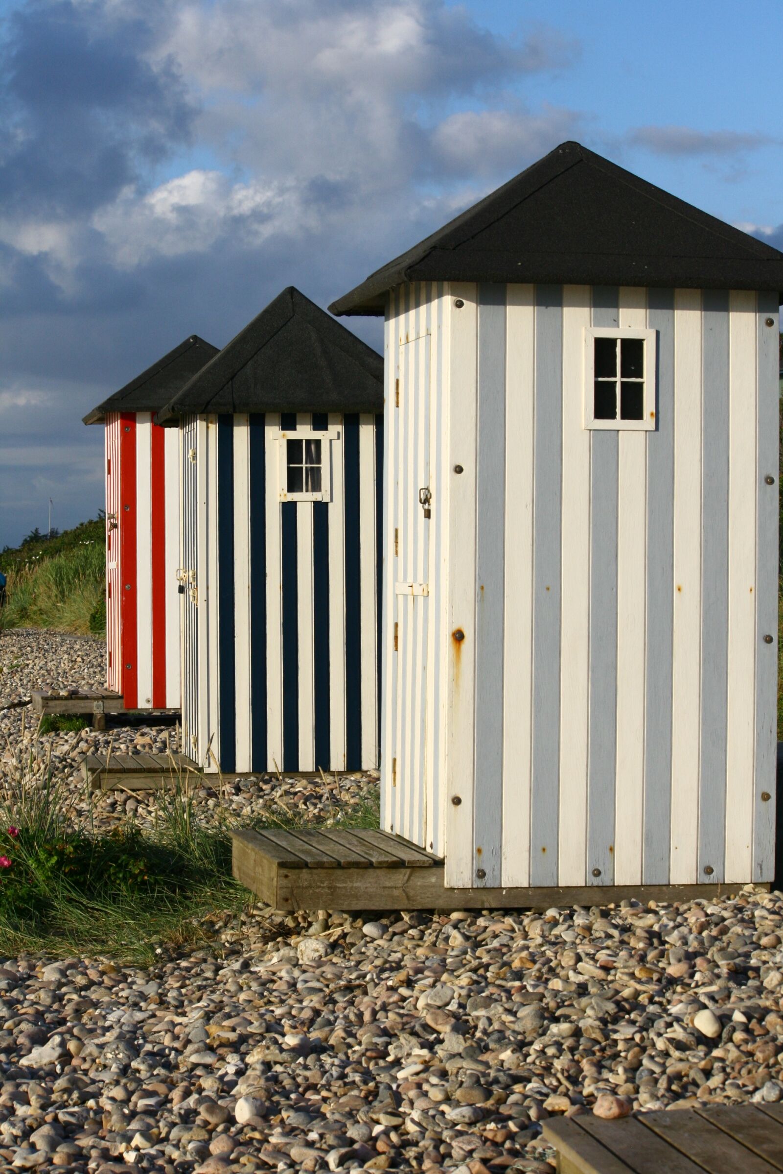 Canon EOS 400D (EOS Digital Rebel XTi / EOS Kiss Digital X) sample photo. Beach hut, beach, summer photography