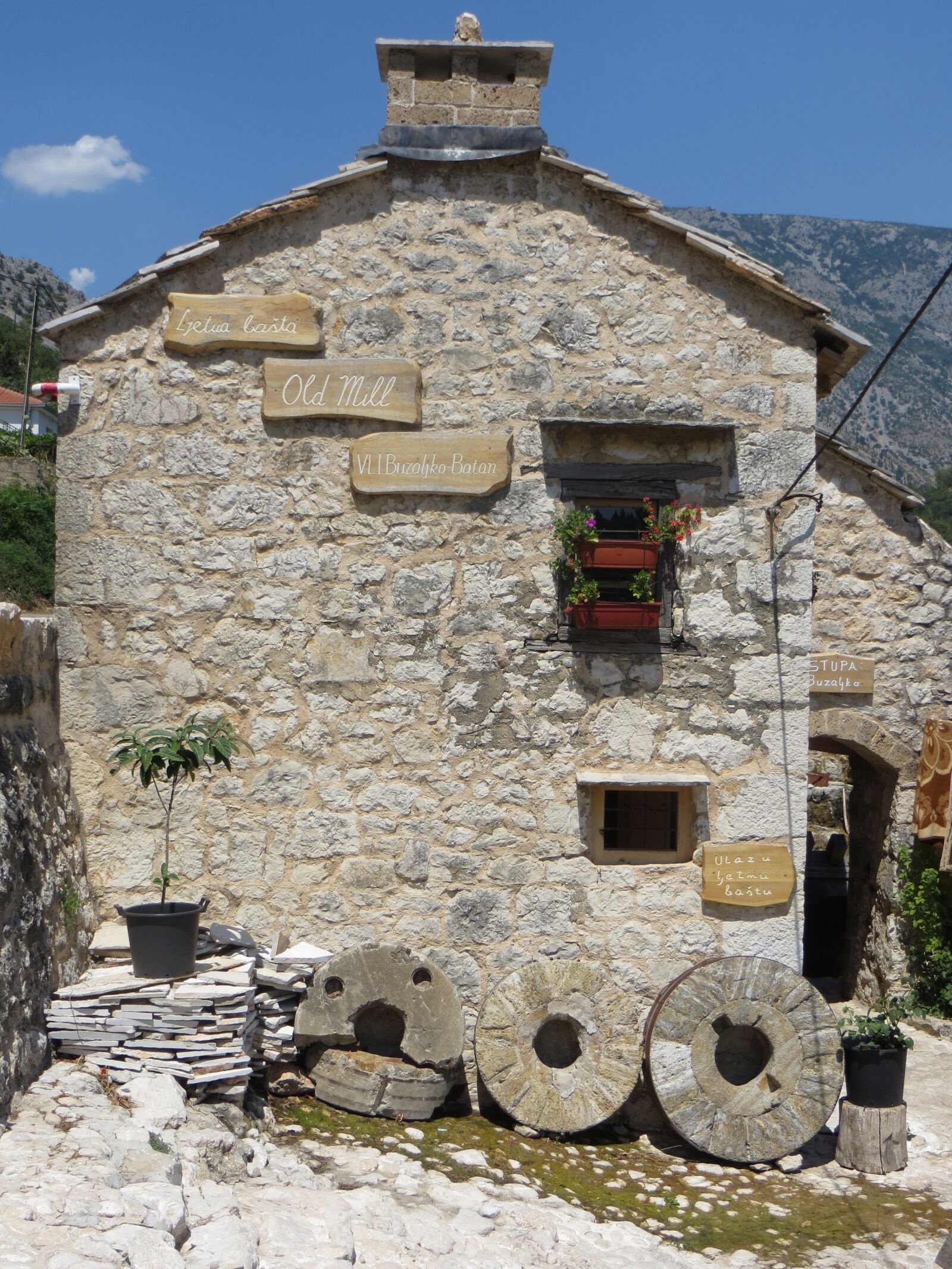 Canon PowerShot SX260 HS sample photo. Stolac, restaurant, mat photography