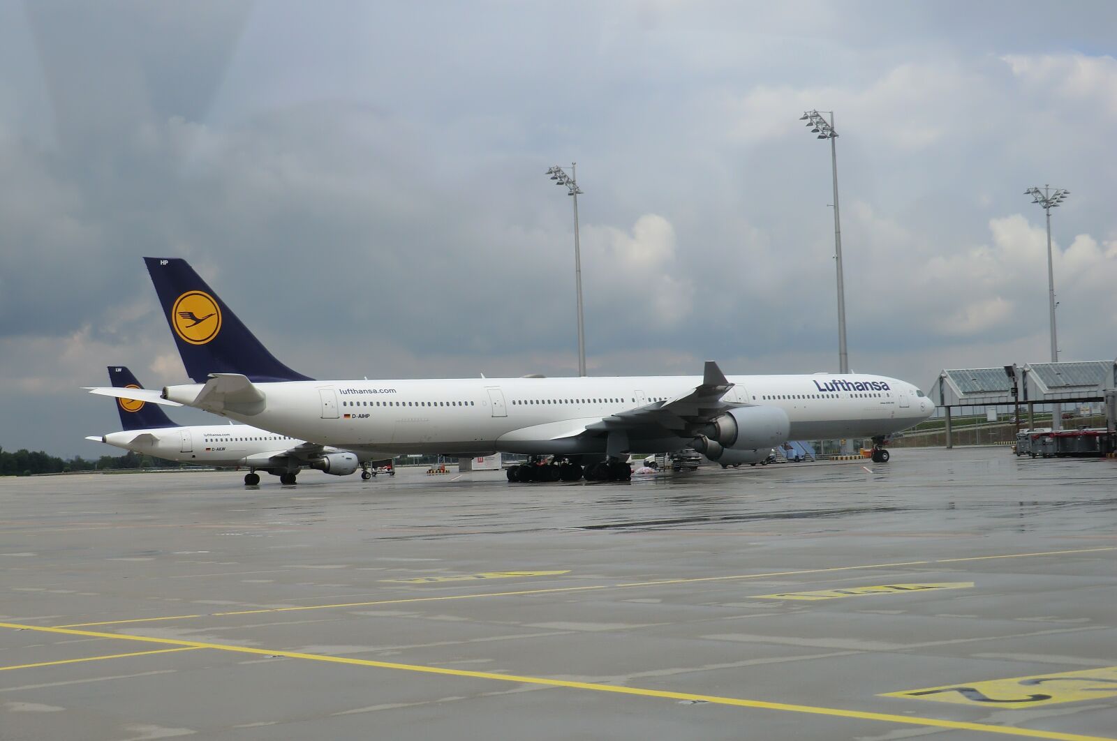CASIO EX-H5 sample photo. Plane, vliegterrein, transport photography