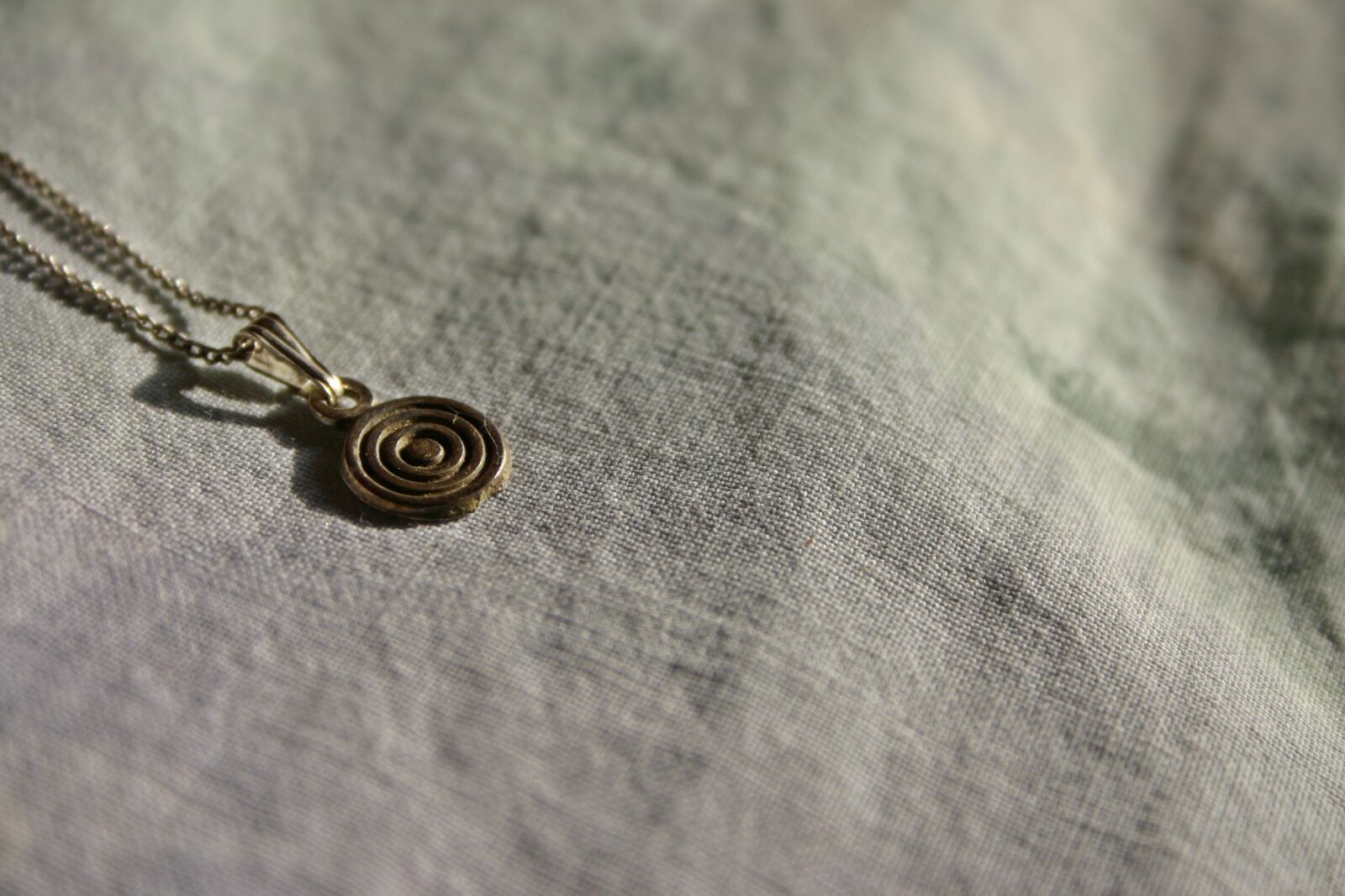 Canon EOS 300D (EOS Digital Rebel / EOS Kiss Digital) sample photo. Jewellery, trailers, chain photography