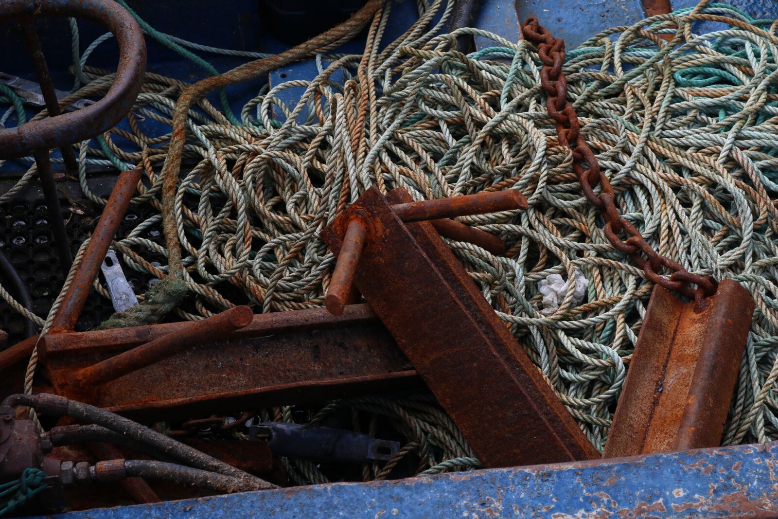 Canon EOS 750D (EOS Rebel T6i / EOS Kiss X8i) sample photo. Rope, rust, rusted photography