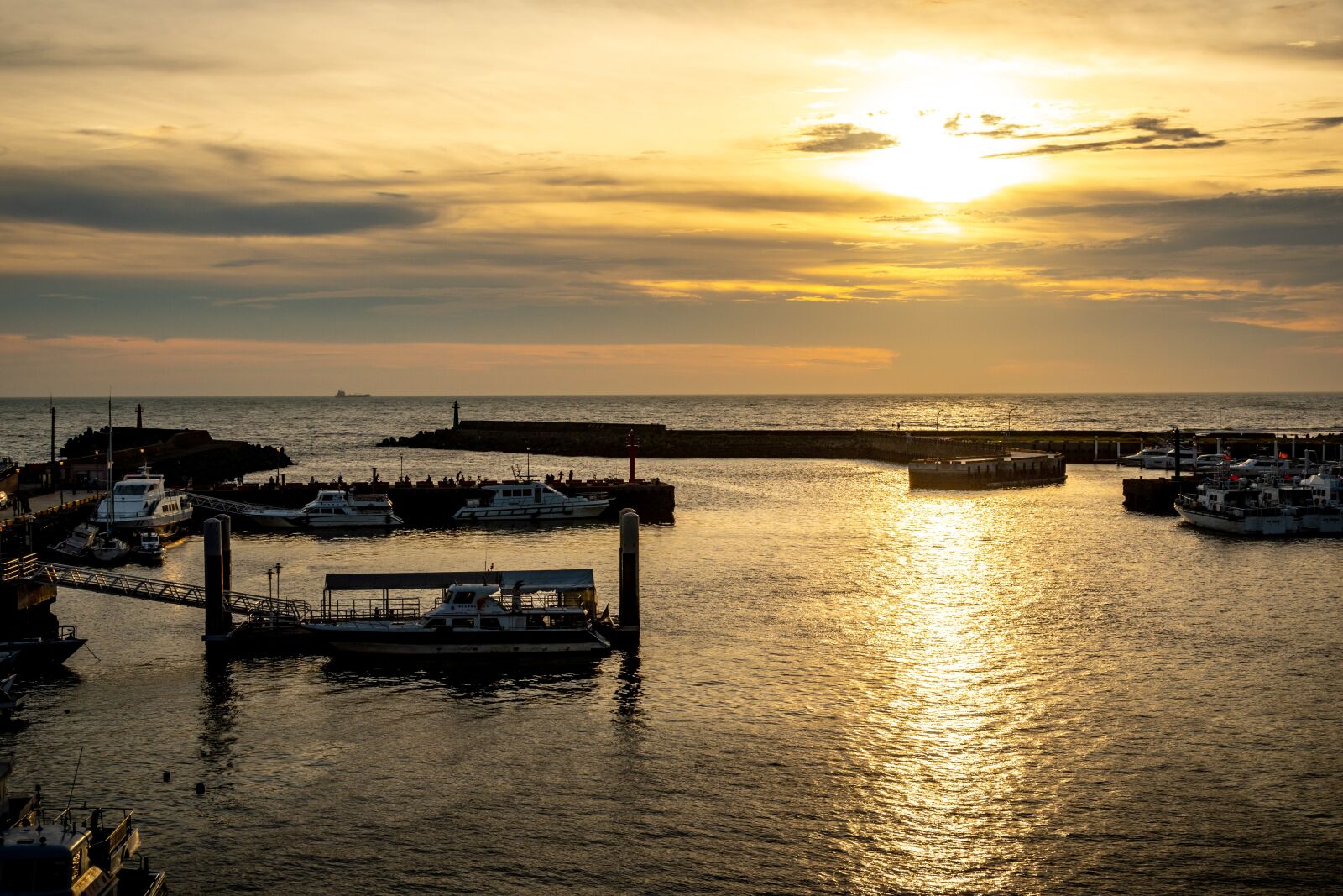 Nikon D5500 sample photo. Sunset, water, sea photography