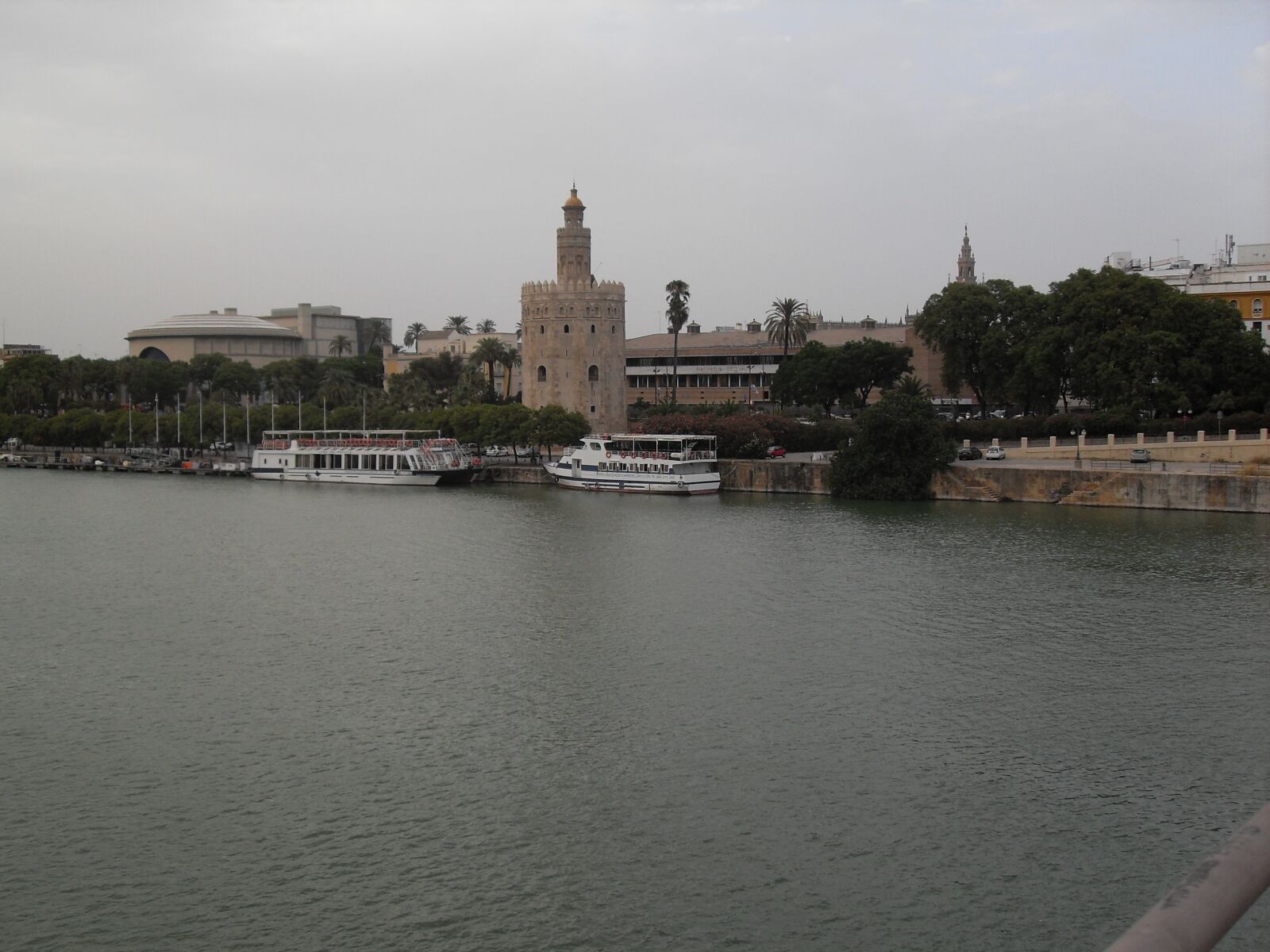 Samsung VLUU L100, M100  / Samsung L100, M100 sample photo. Walk in seville, guadalquivir photography