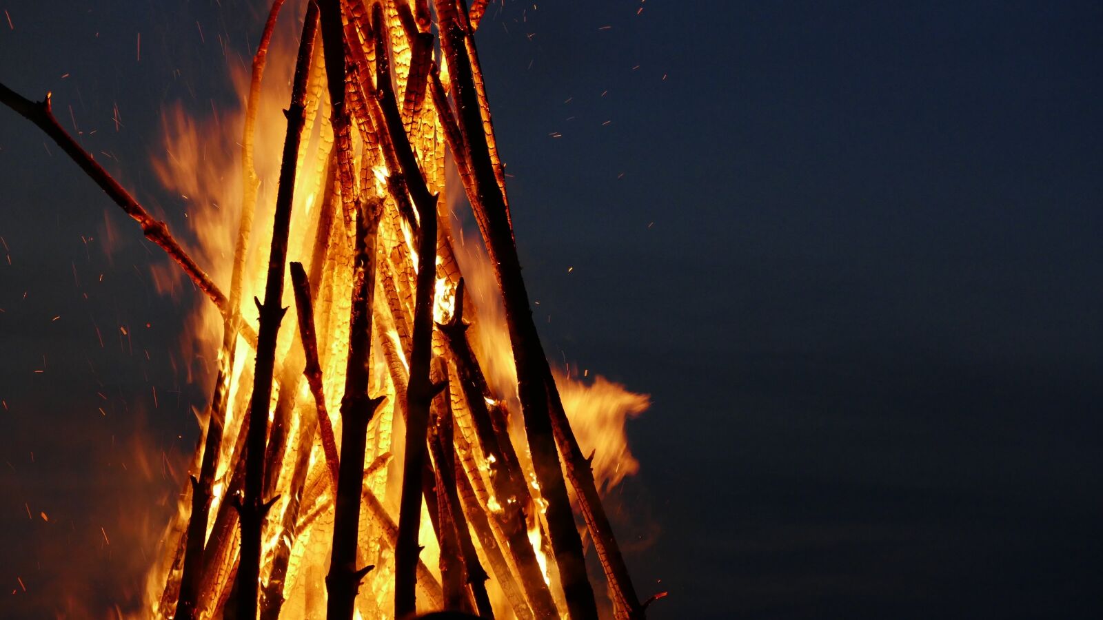 Panasonic Lumix DMC-FZ1000 sample photo. Fire, night, dark photography