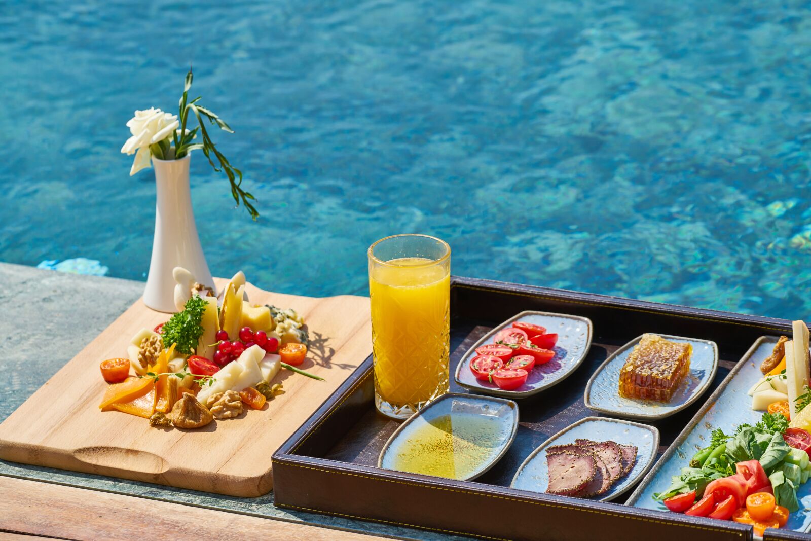 Sony FE 70-200mm F4 G OSS sample photo. Breakfast, food, pool photography