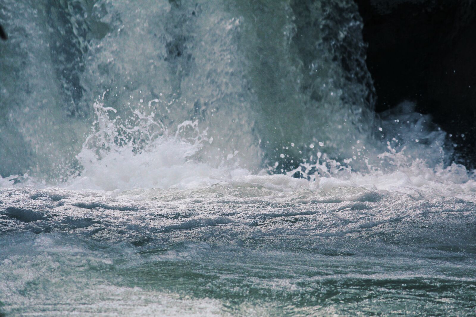 Canon EOS 600D (Rebel EOS T3i / EOS Kiss X5) sample photo. Water, surf, nature photography