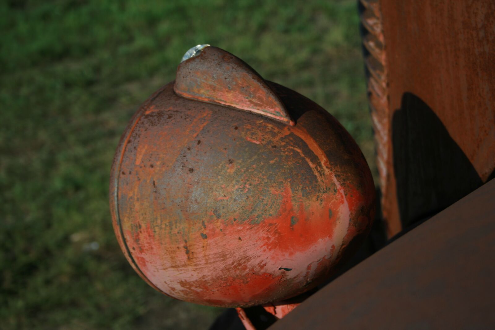 Canon EOS 400D (EOS Digital Rebel XTi / EOS Kiss Digital X) sample photo. Rust, auto mirror, old photography
