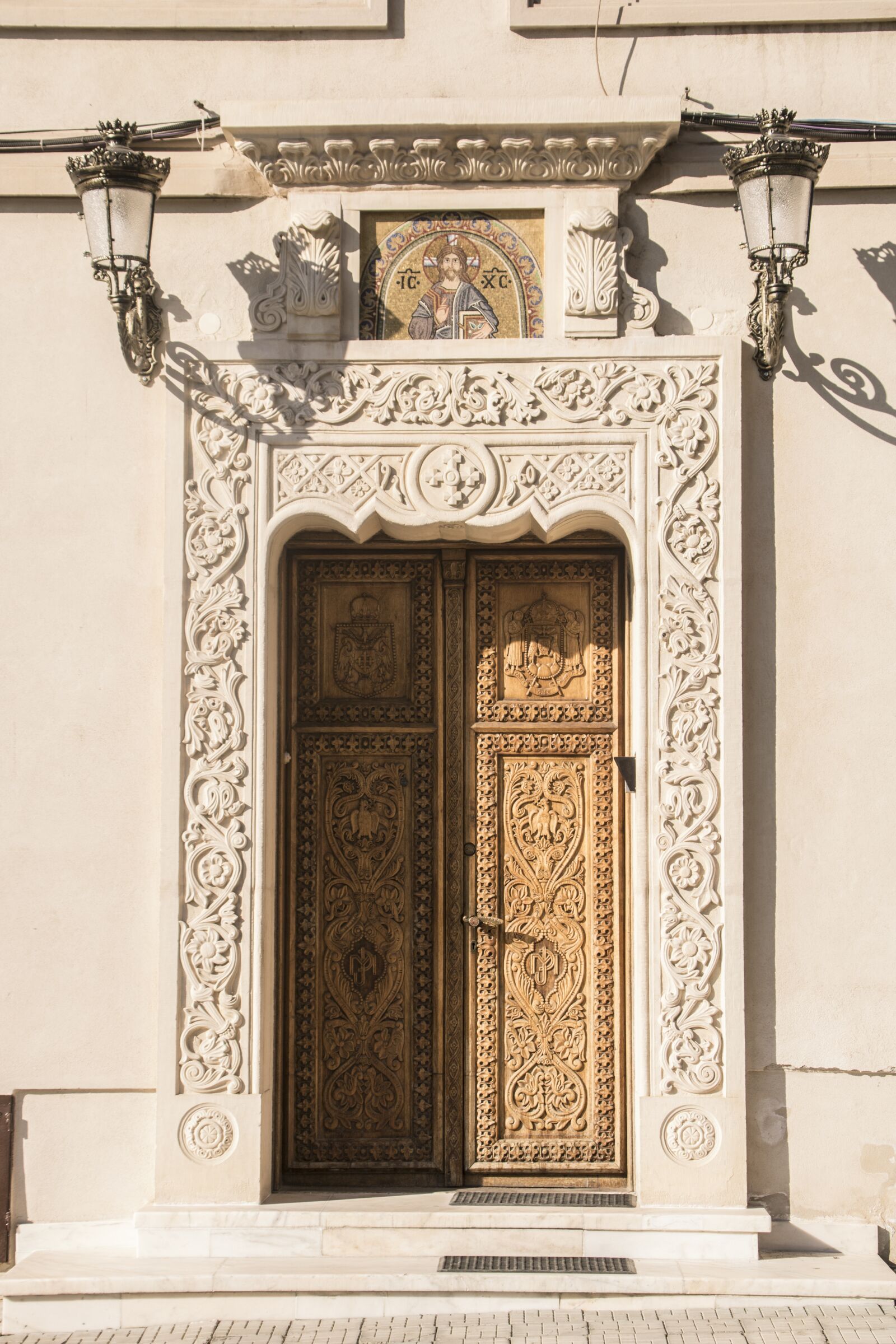 Canon EOS 750D (EOS Rebel T6i / EOS Kiss X8i) + Canon TS-E 90mm F2.8 Tilt-Shift sample photo. Door, christian, the bishop photography