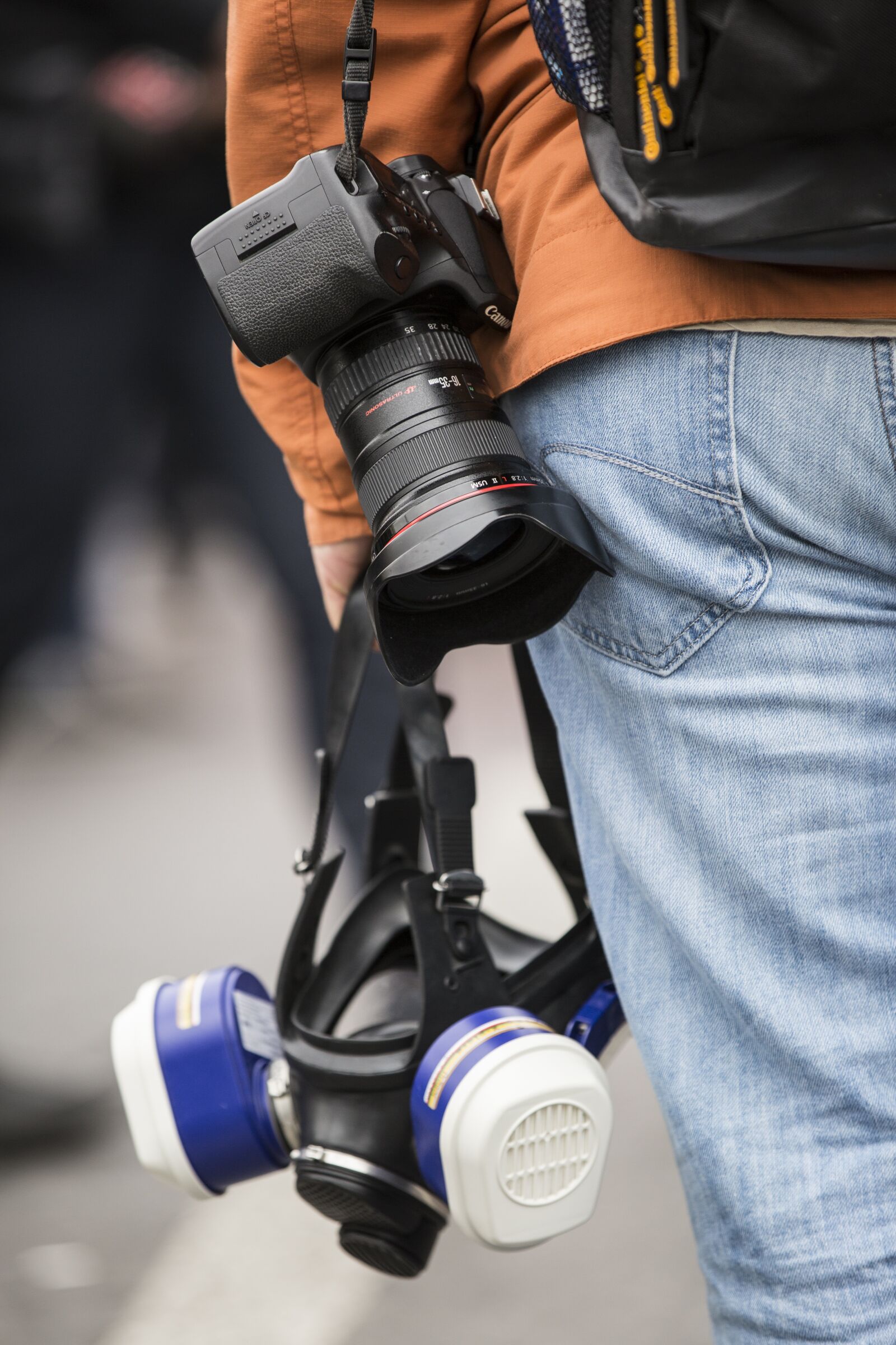 Canon EOS 5D Mark III sample photo. Press, journalist, gas mask photography
