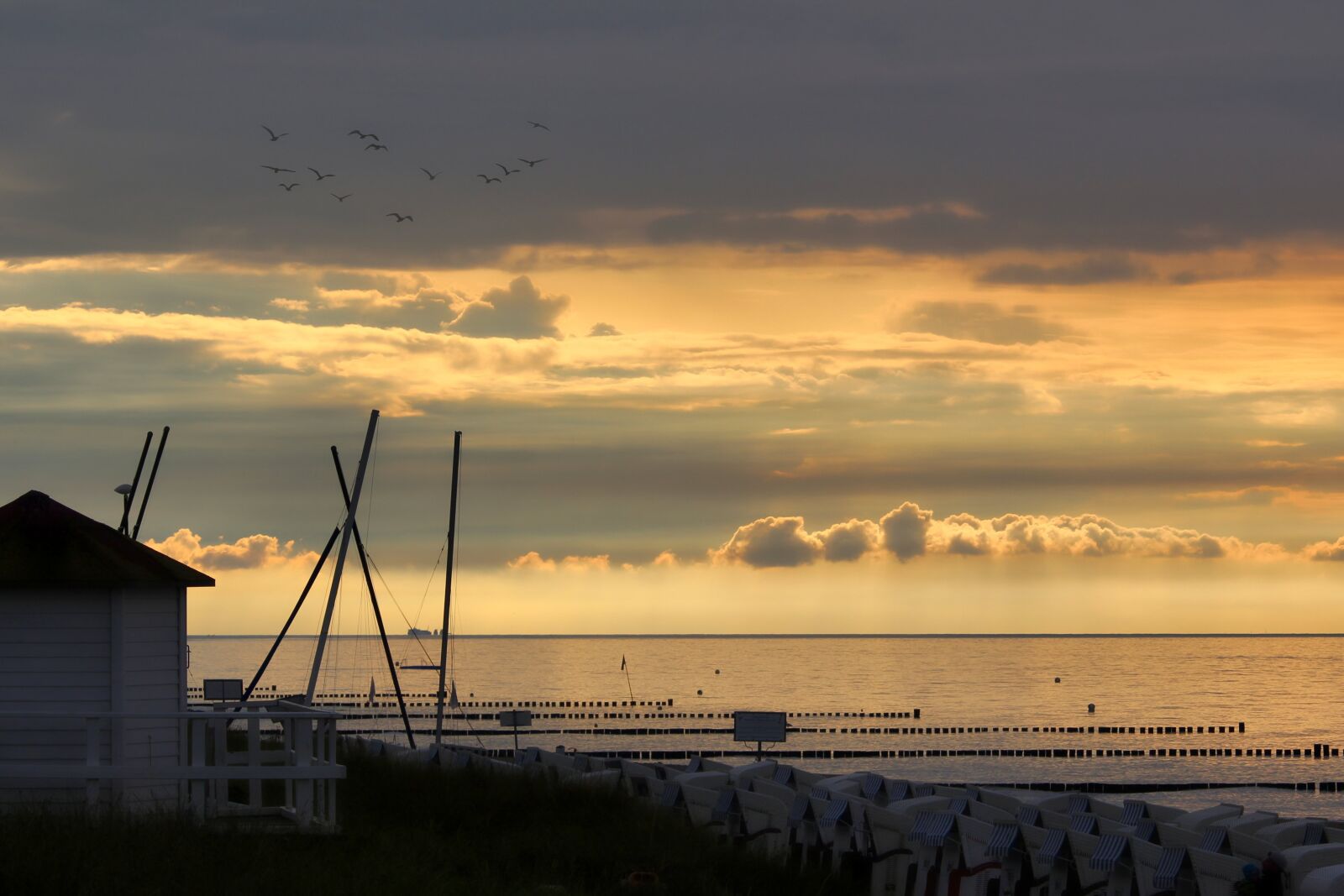 Canon EOS 1300D (EOS Rebel T6 / EOS Kiss X80) sample photo. Sunset, baltic sea, sea photography