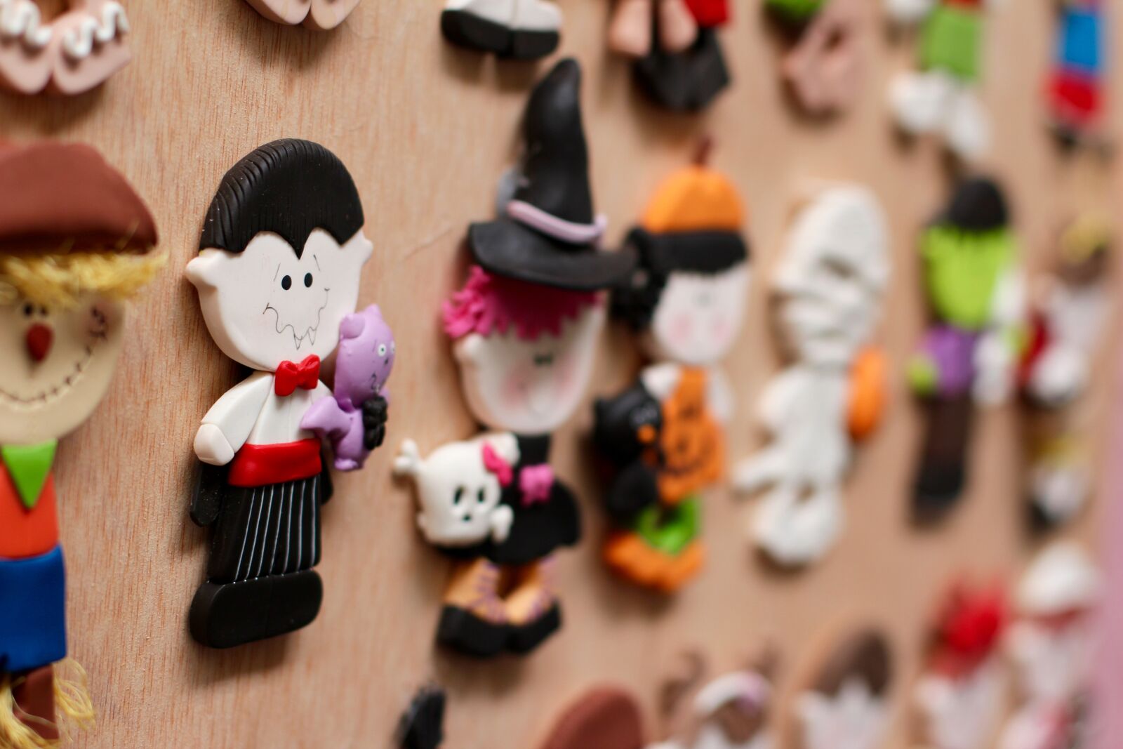 Canon EOS 600D (Rebel EOS T3i / EOS Kiss X5) + Canon EF 50mm F1.4 USM sample photo. Count dracula, figure, pin photography