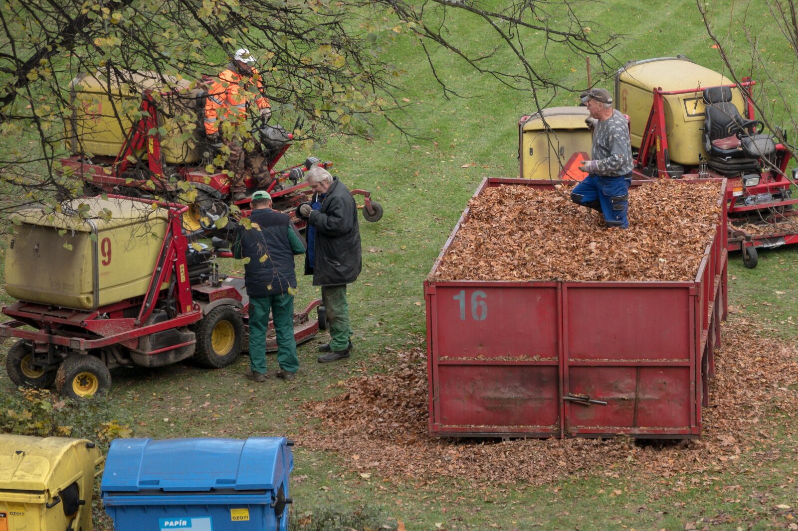 Panasonic Lumix DMC-GX85 (Lumix DMC-GX80 / Lumix DMC-GX7 Mark II) sample photo. Cleaning, leaves, autumnal photography