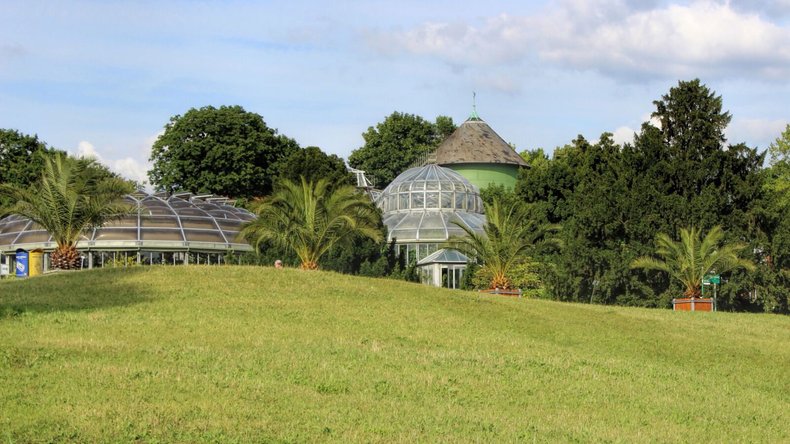 Canon EOS 600D (Rebel EOS T3i / EOS Kiss X5) sample photo. Landscape, meadow, building photography