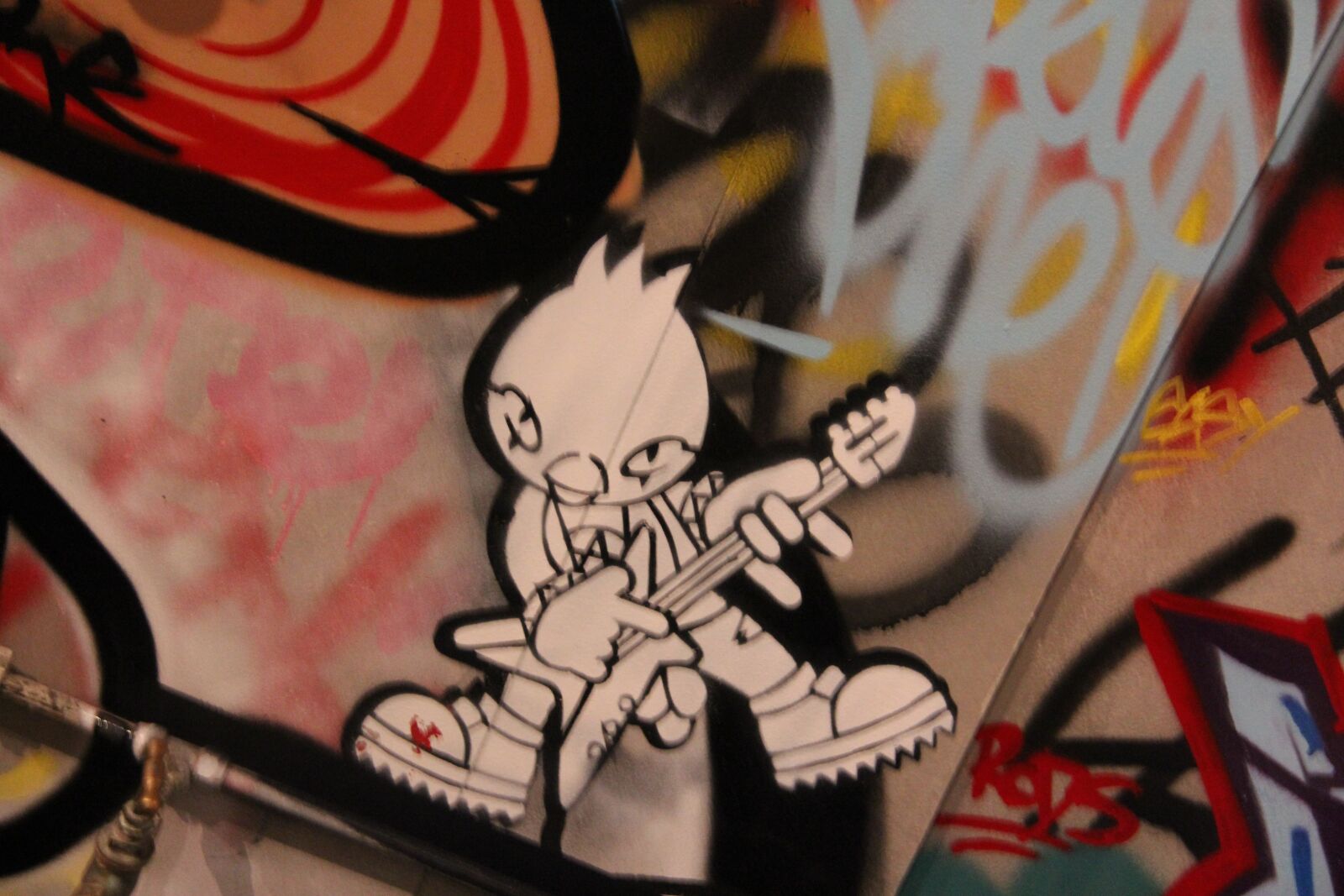 Canon EF-S 18-200mm F3.5-5.6 IS sample photo. Streetart, graffiti, art photography