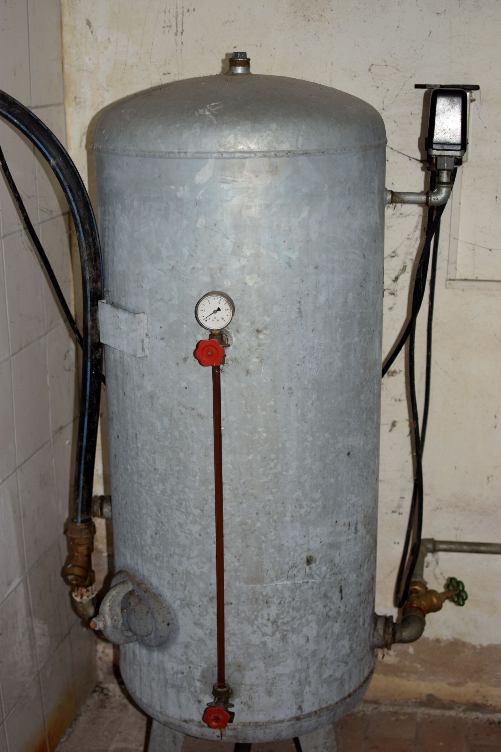Nikon D5300 sample photo. Tank, oil tank, water photography
