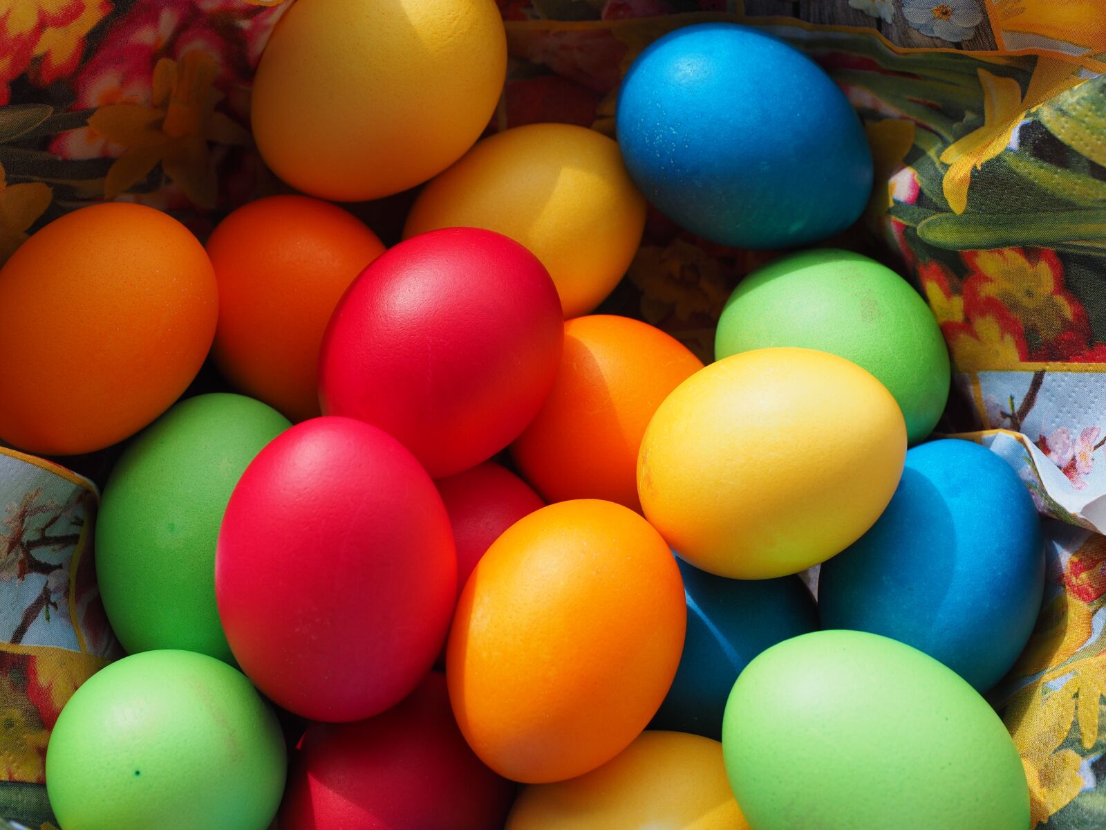 Olympus OM-D E-M1 + Olympus M.Zuiko Digital ED 12-40mm F2.8 Pro sample photo. Easter eggs, colorful, color photography